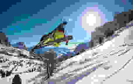 Ein Skifahrer vollführt einen Sprung auf Rocker Skiern.