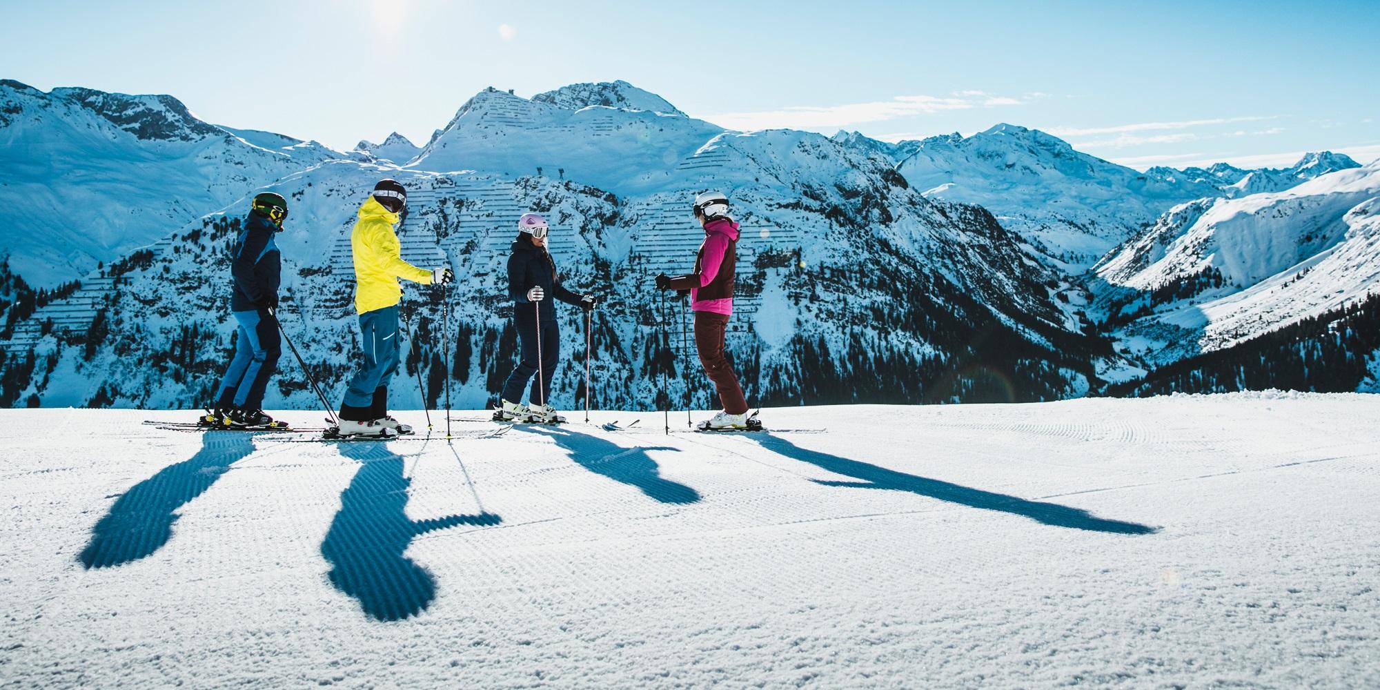 Eine Gruppe Skifahrer macht sich zur Abfahrt bereit.