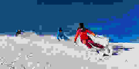 Eine Gruppe Skifahrer bei der Abfahrt.