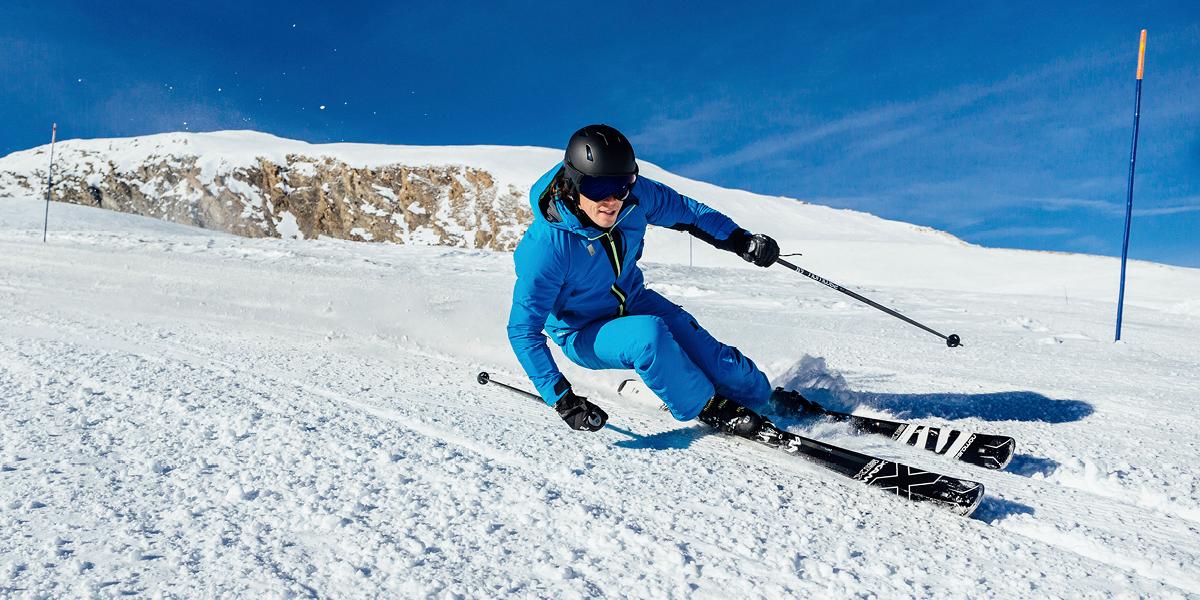 Ein Skifahrer f&auml;hrt sehr schnell mit perfekter Technik eine Piste hinab.