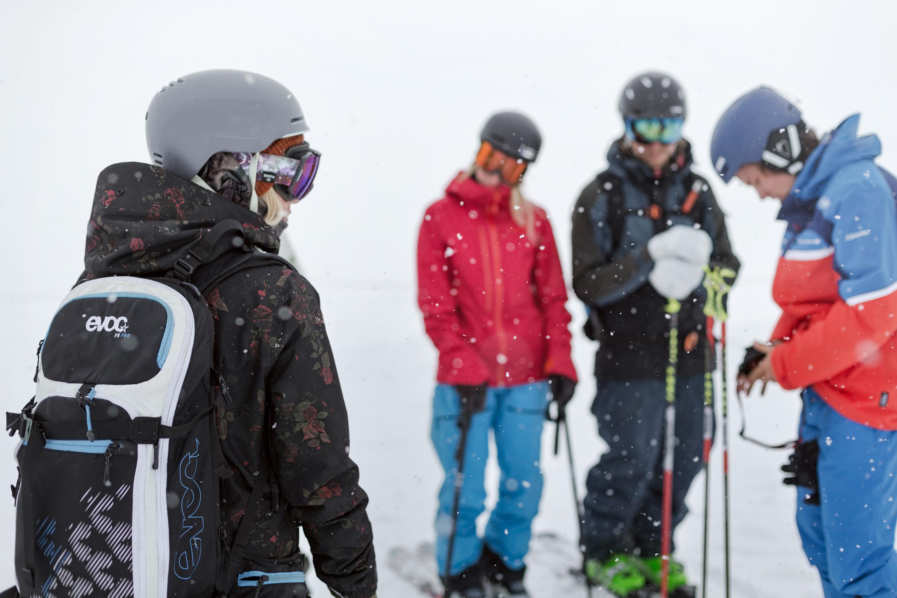 Eine Gruppe Skifahrer macht sich zur Abfahrt bereit.