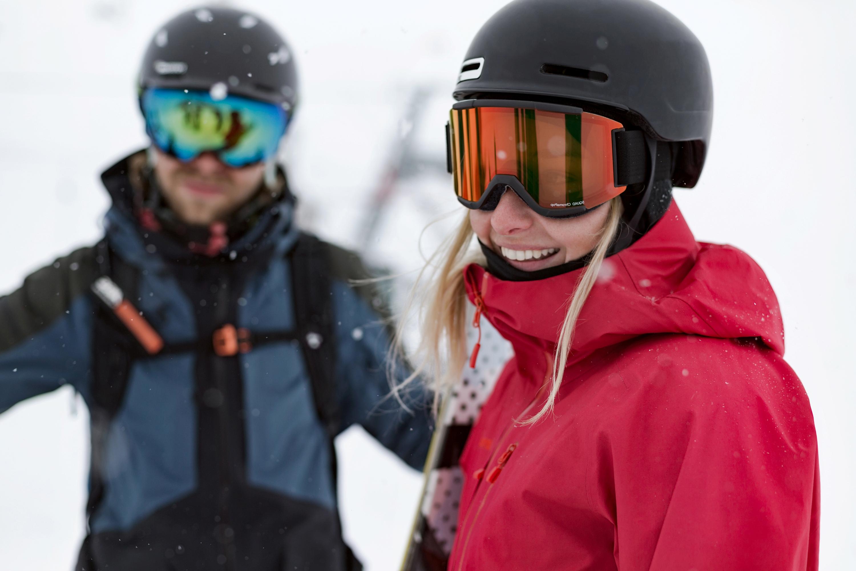Ein Mann und eine Frau machen sich beim Skifahren zur Abfahrt bereit.