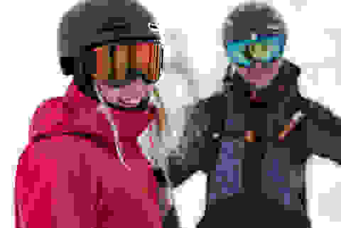 Skifahrer mit Helm auf der Piste