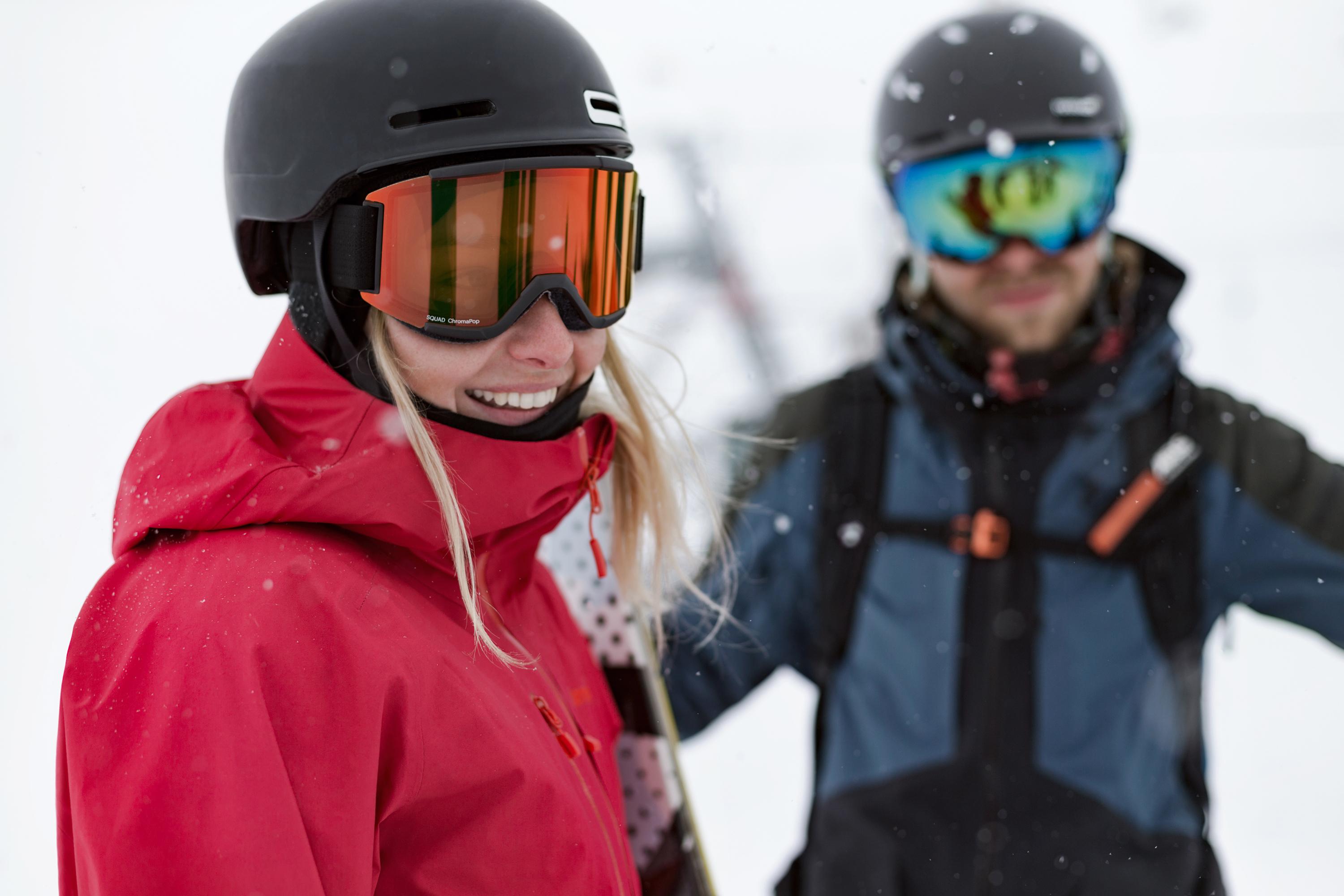 Skifahrer mit Helm auf der Piste