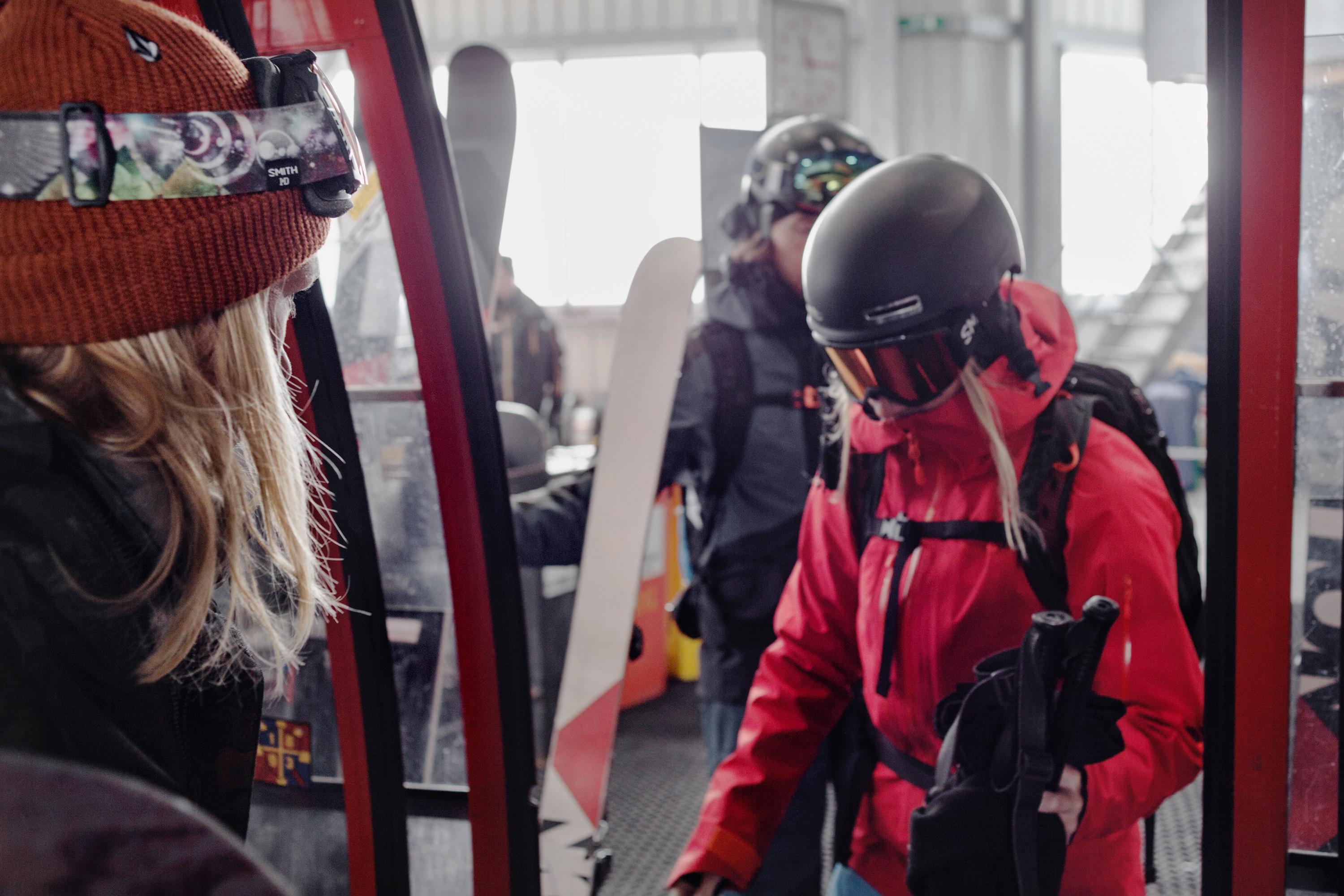 Eine Gruppe Skifahrer macht sich zur Abfahrt bereit und steigt in eine Gondel ein.
