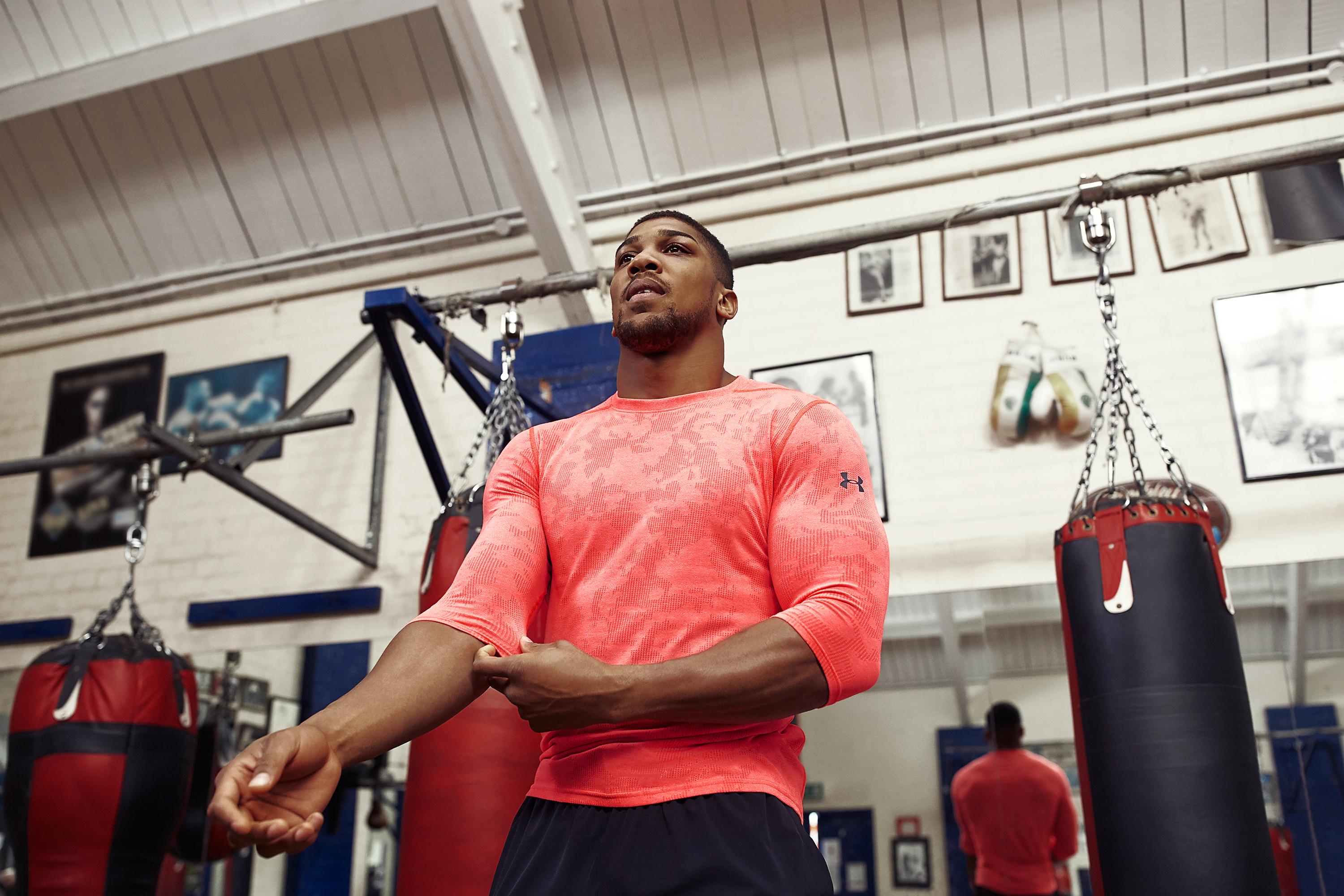 Oranges Trainingsshirt von Under Armour mit Aromurblock Technologie im Einsatz beim Training 