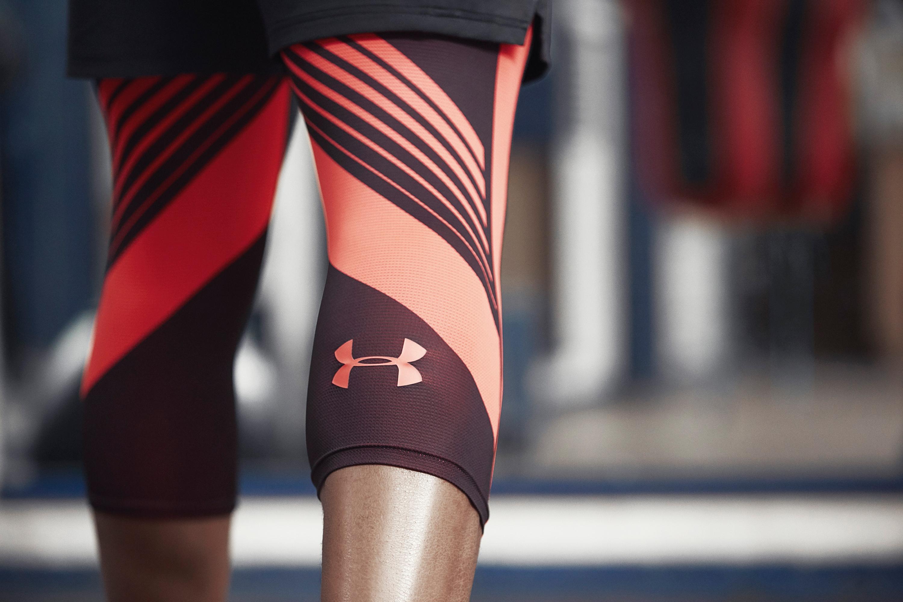 Eine Frau trägt Funktionsunterwäsche in Form einer Kompressionsunterhose.