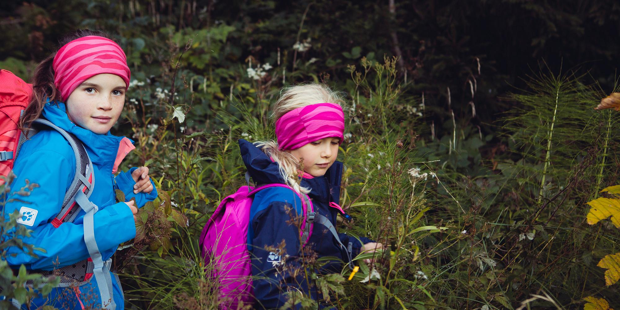 Zwei junge M&auml;dchen wandern durch die gr&uuml;ne Natur
