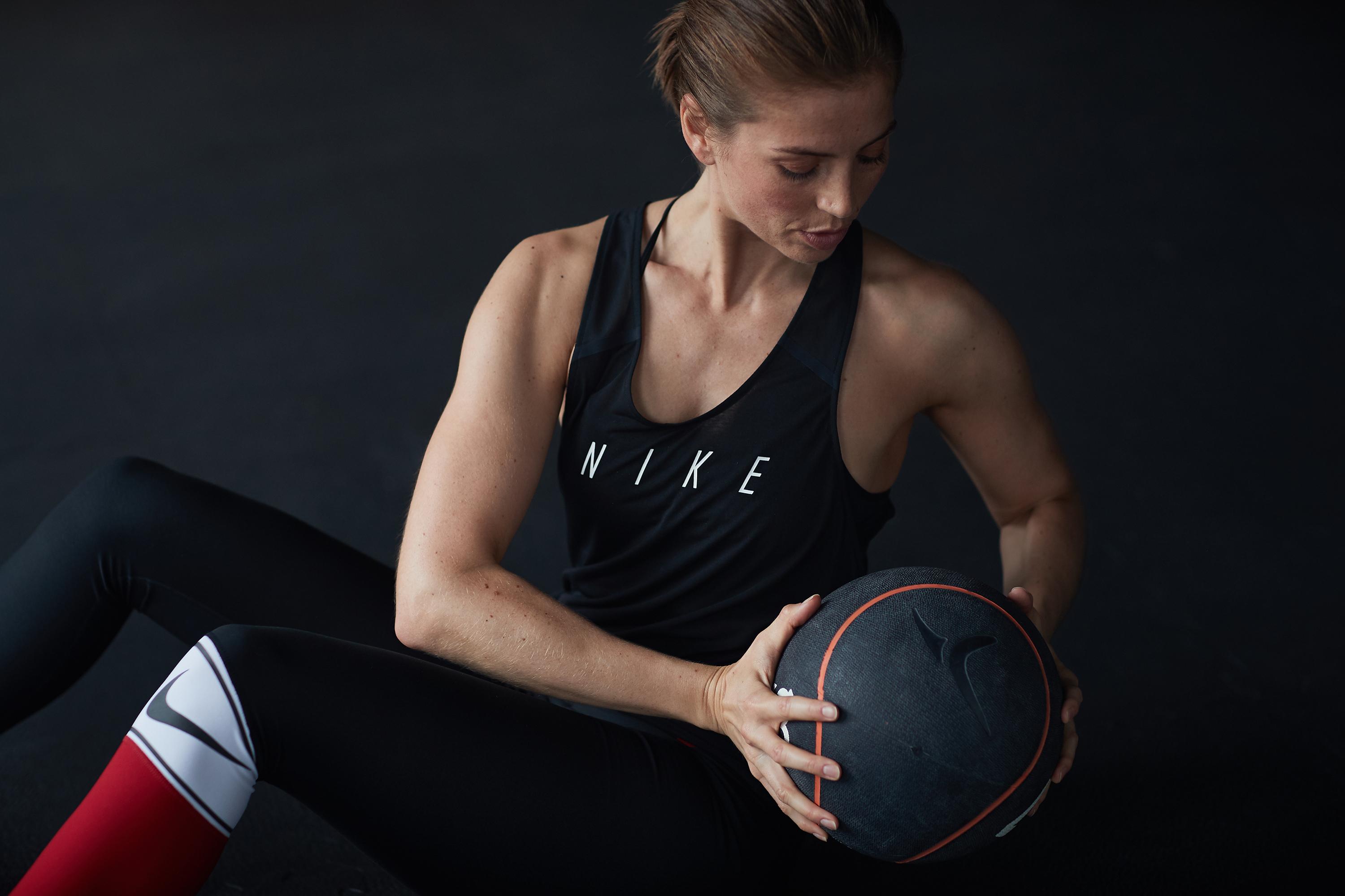 Eine Frau traininert ihre Bauchmuskulatur mit einem Gymnastikball.