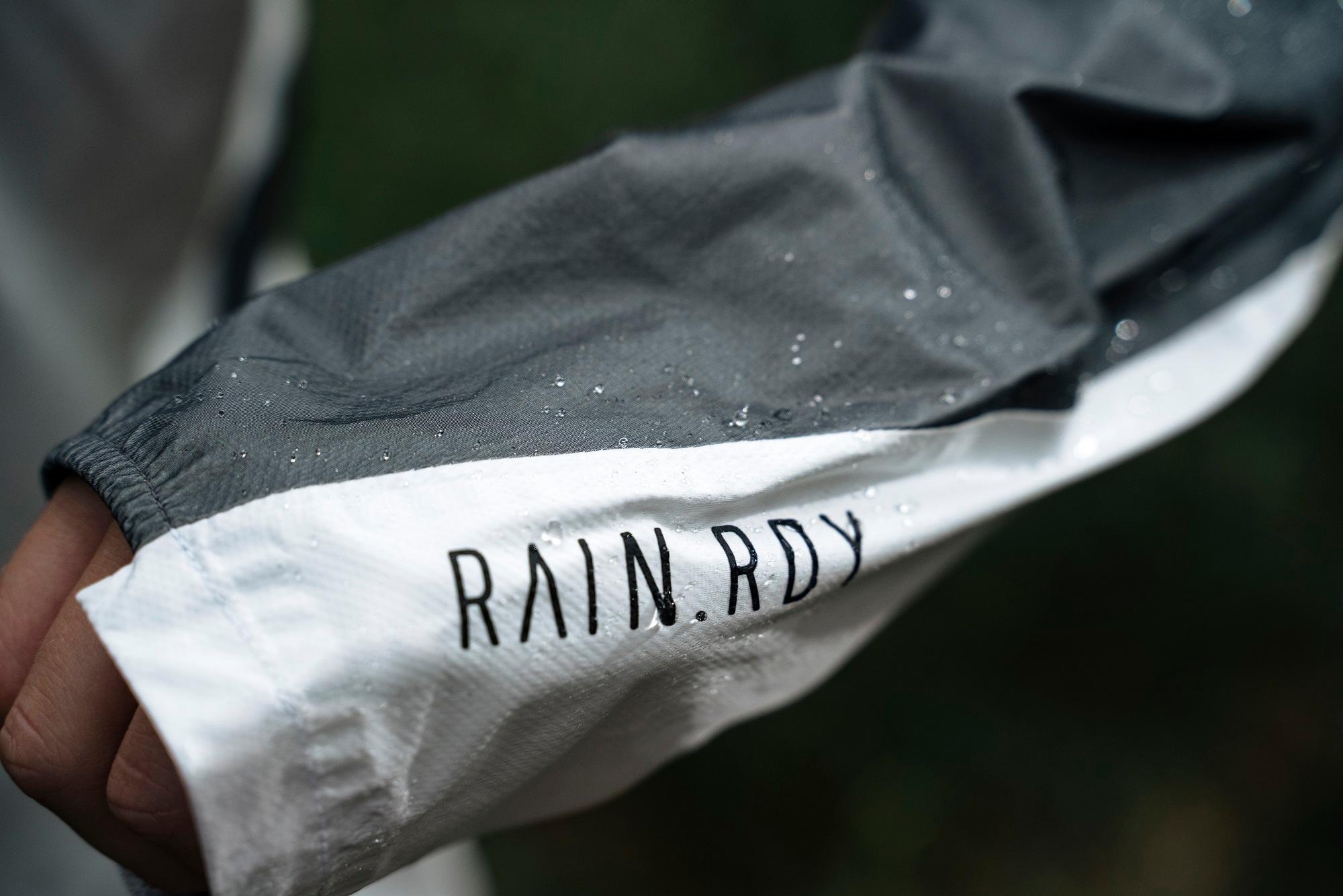 Adidas Rain.RDY Jacke in Dunkelgr&uuml;n mit Kapuze und wasserabweisendem Material.