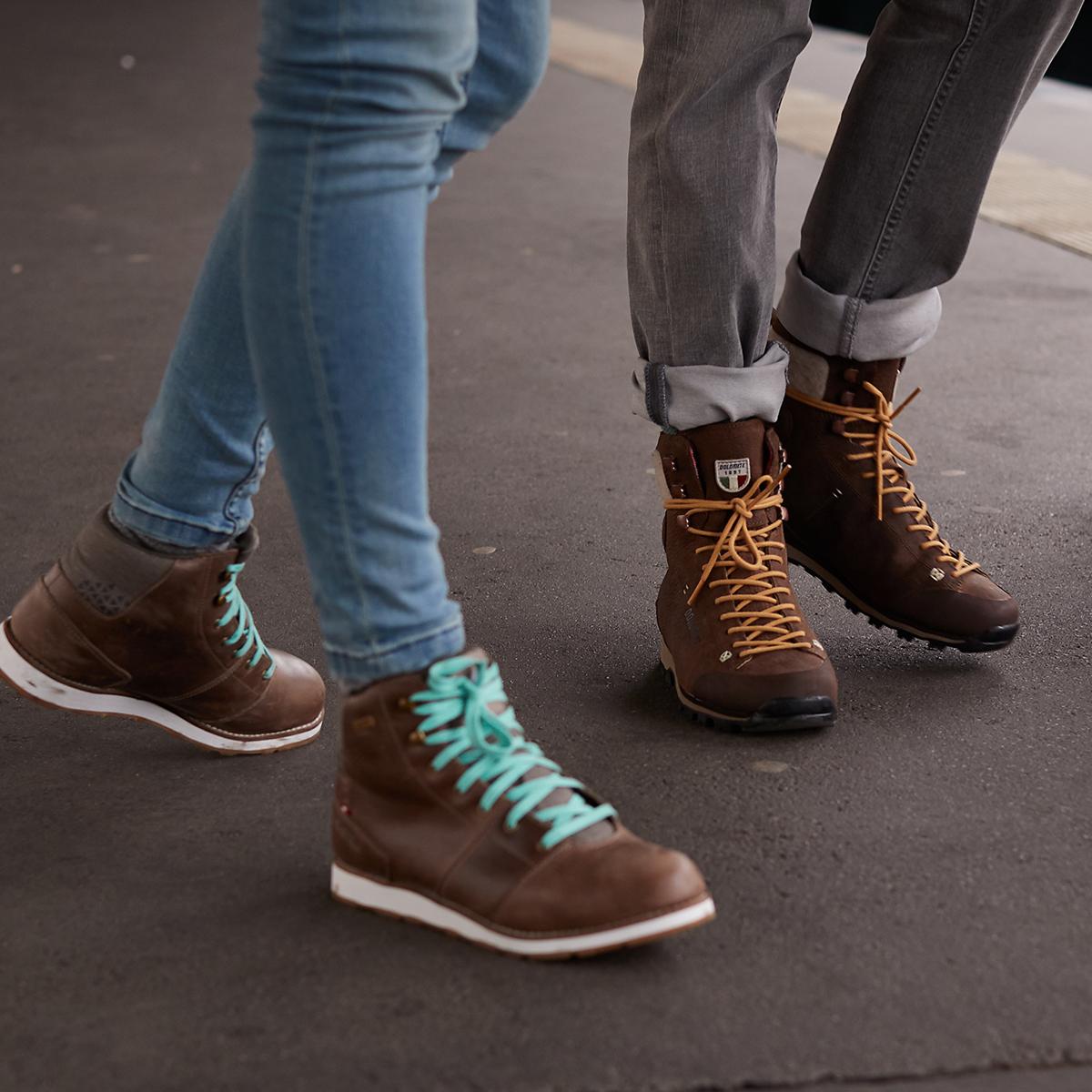 Zwei Personen tragen braune Wintersneaker