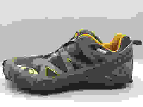 Ein Salomon Speedcross Trailrunning Schuh in grau mit gelben Applikationen.