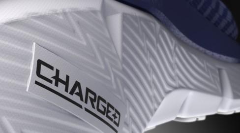 Blauer Schuh mit Charged Cushioning Technologie