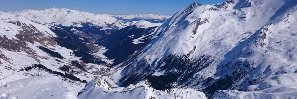 Verschneite Berge im Skigebiet Tuxerjoch