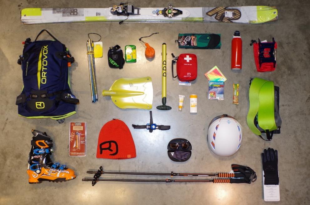 Eine komplette Skitouren Ausr&uuml;stung auf dem Boden abgelegt." alt="Eine komplette Skitouren Ausr&uuml;stung auf dem Boden abgelegt.