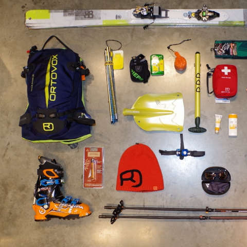 Eine komplette Skitouren Ausrüstung auf dem Boden abgelegt.