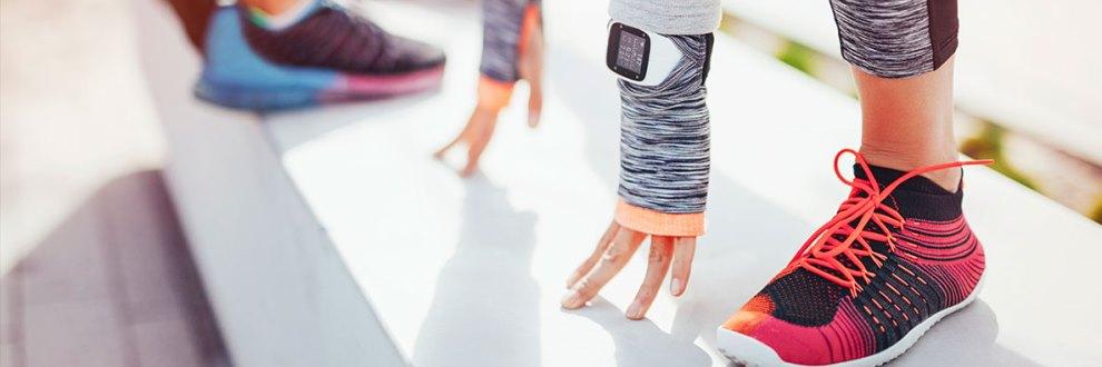 Die H&auml;nde von einer Frau werden dargestellt. Sie tr&auml;gt am linken Handgelenk eine Smart Watch von Polar.