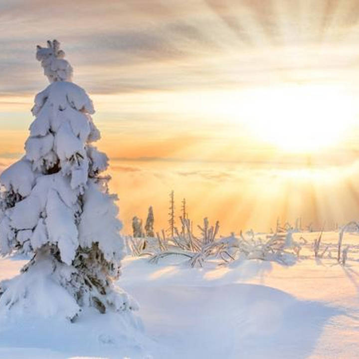 Sonnenuntergang in Winterschneelandschaft
