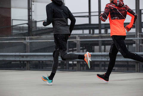Zwei Läufer bereiten sich auf den Halbmarathon vor. 