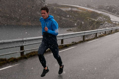 Ein Läufer joggt bei Regen