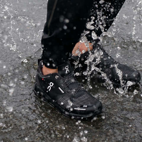 Laufen bei Regen mit wasserdichten Laufschuhen.