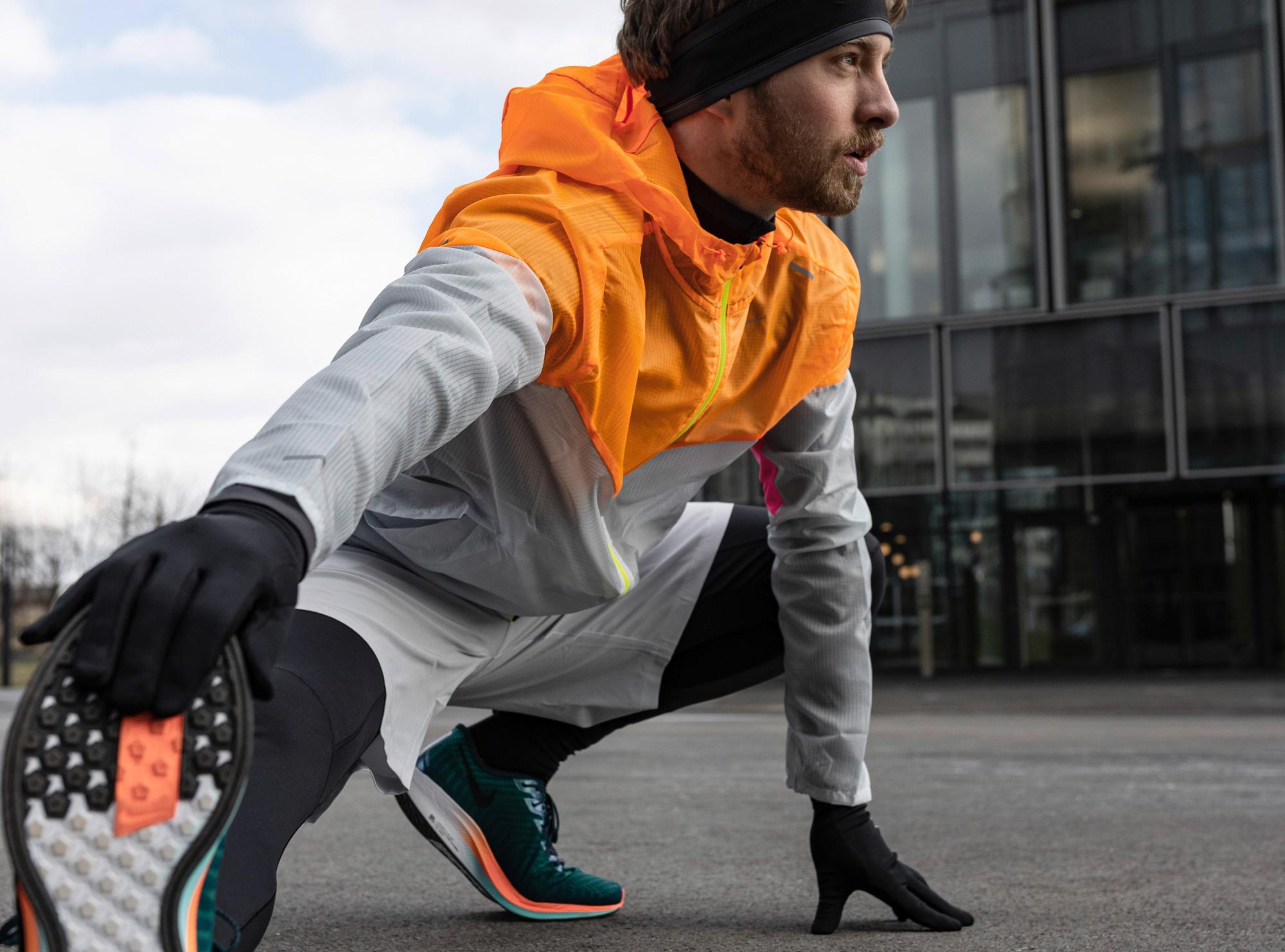 Ein Mann macht &Uuml;bungen am Boden zwischen dem Lauf.
