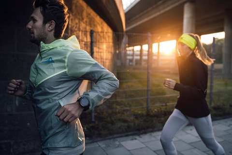 Ein Mann und eine Frau trainieren für einen 10 Kilometer Lauf