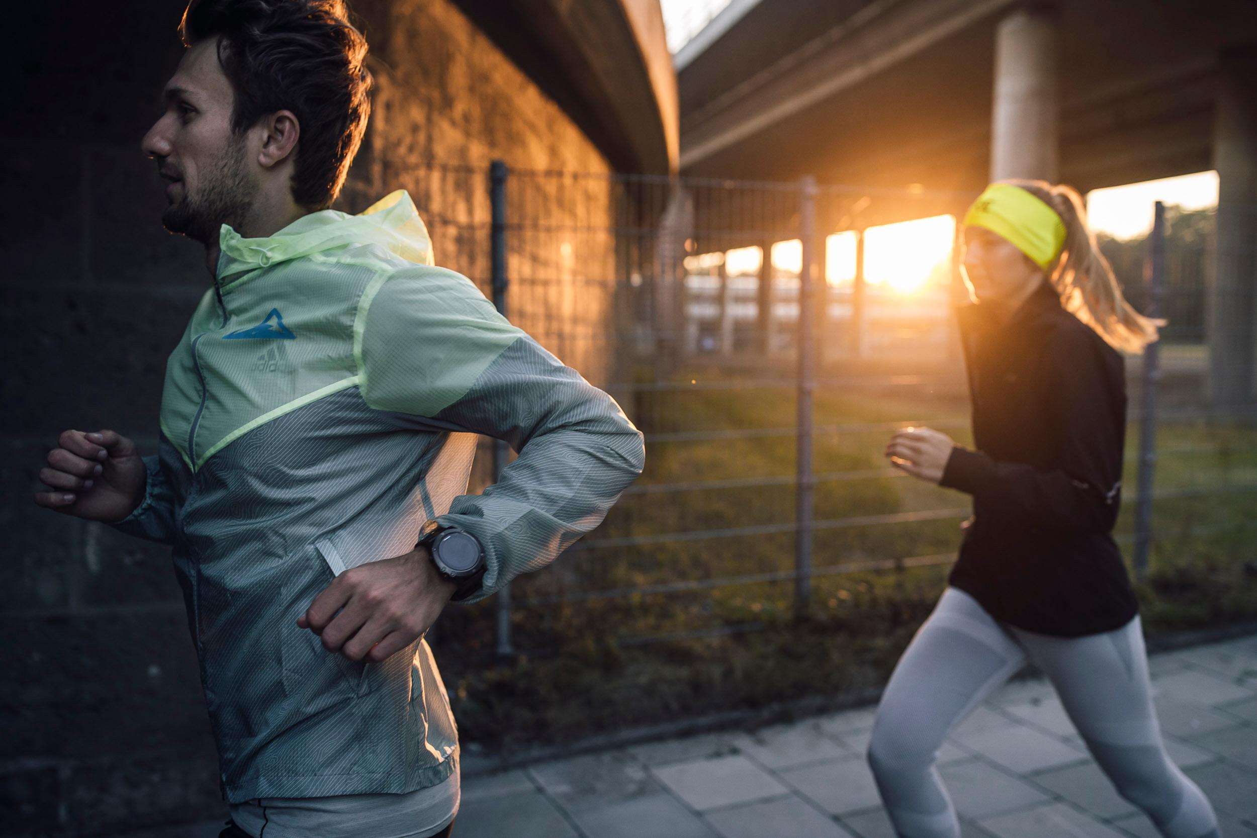 Ein Mann und eine Frau trainieren f&uuml;r einen 10 Kilometer Lauf