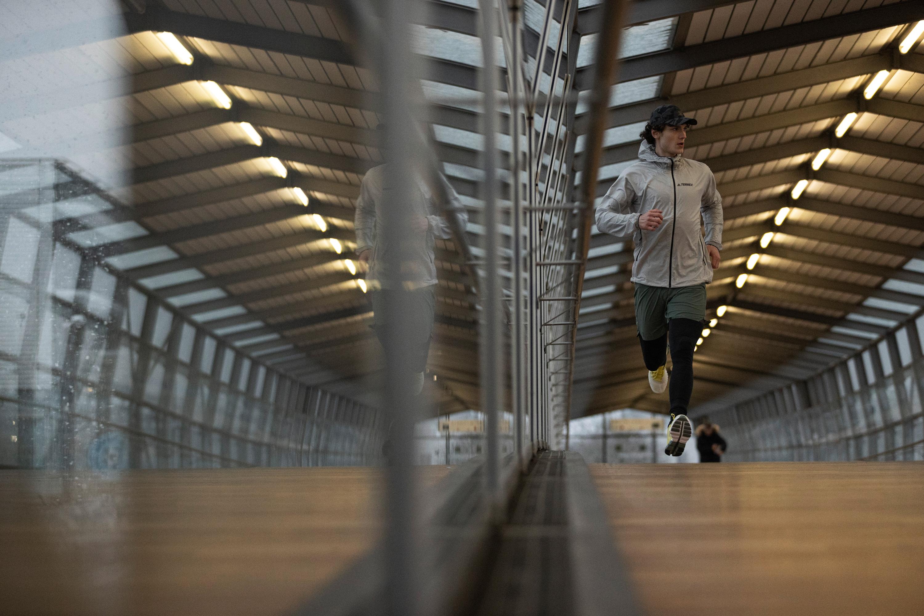 Ein Mann trainiert und l&auml;uft durch einen Tunnel.