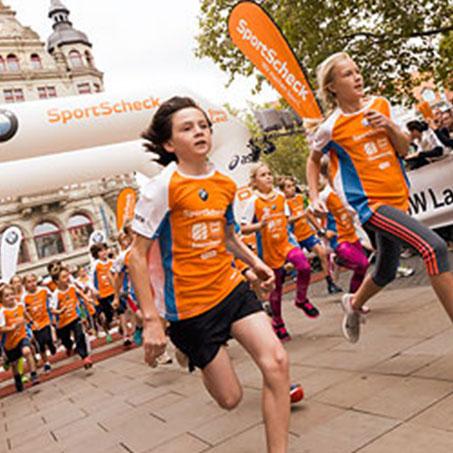 Kurz nach dem Start des Kids Runs beim Stadtlauf Braunschweig.