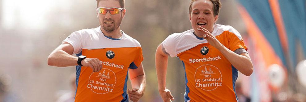2 M&auml;nner laufen beim Stadtlauf in Chemnitz um die F&uuml;hrung.