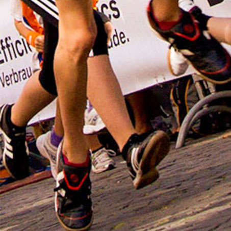 Diverse Beine von Läufern beim SportScheck Stadtlauf Freiburg in der Nahaufnahme.