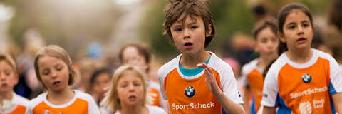 Viele Kinder laufen beim SportScheck Stadtlauf in Augsburg mit.