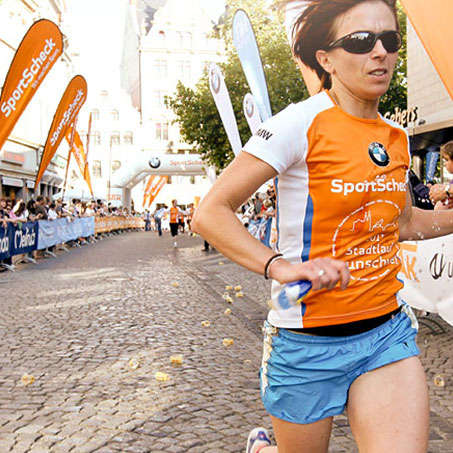 Eine Läuferin beim SportScheck Stadtlauf in Braunschweig.