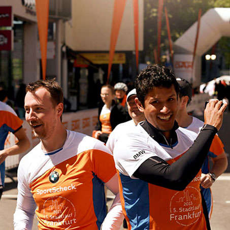 Zwei Läufer beim SportScheck Stadtlauf Frankfurt.