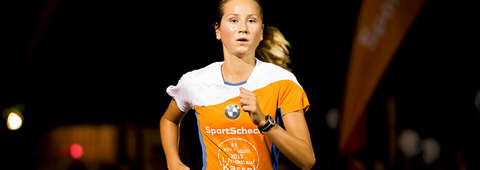 Eine hochkonzentrierte Läuferin auf dem Weg ins Ziel beim Nachtlauf Kassel.