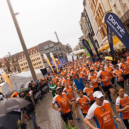 Die Rennstrecke ist voller Läufer beim Stadtlauf Leipzig.