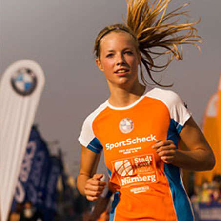 Eine junge Läuferin beim Stadtlauf Nürnberg.
