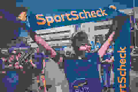 Die Siegerin des SportScheck Runs Augsburg beim Zieleinlauf