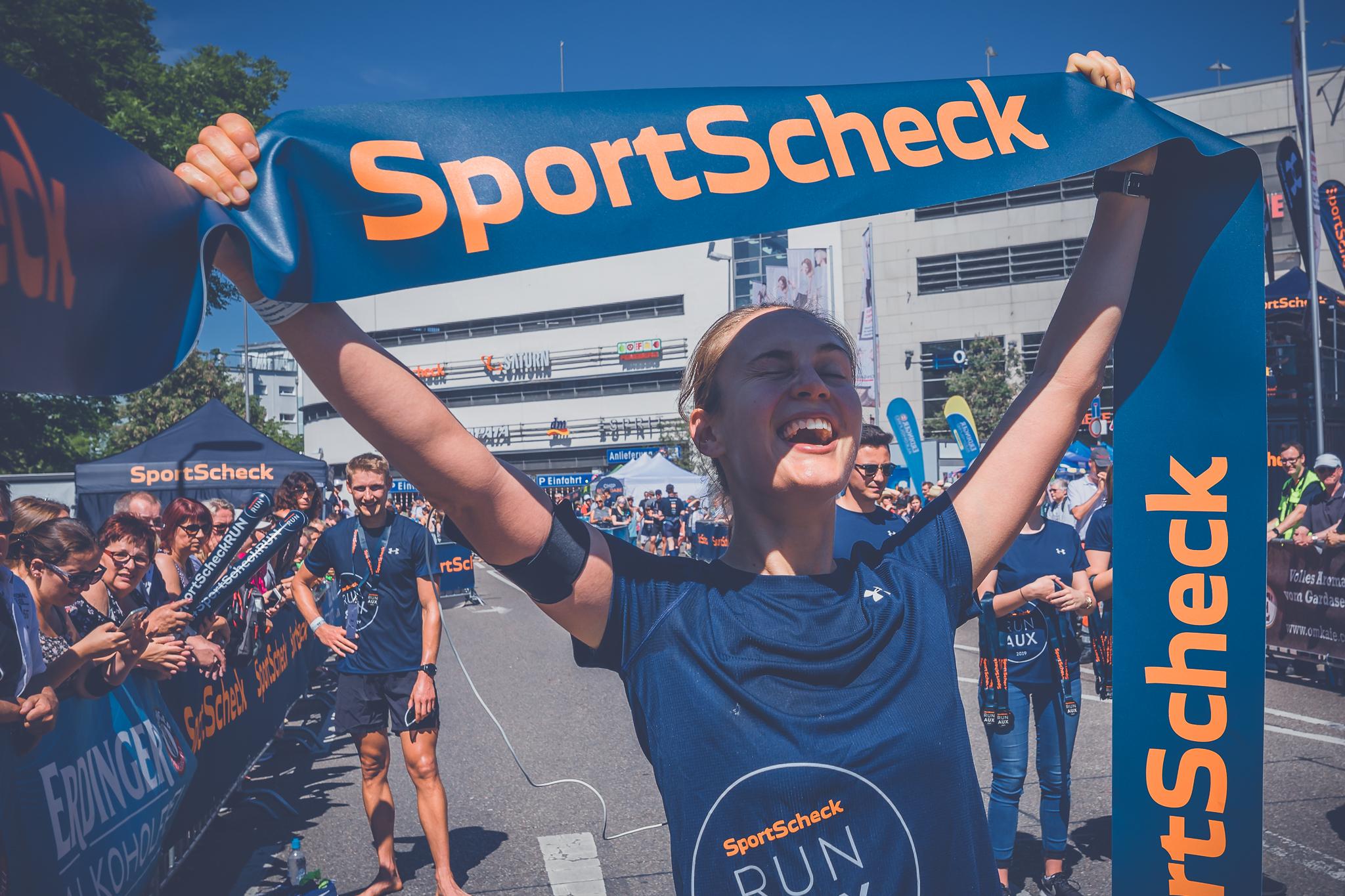 Die Siegerin des SportScheck Runs Augsburg beim Zieleinlauf