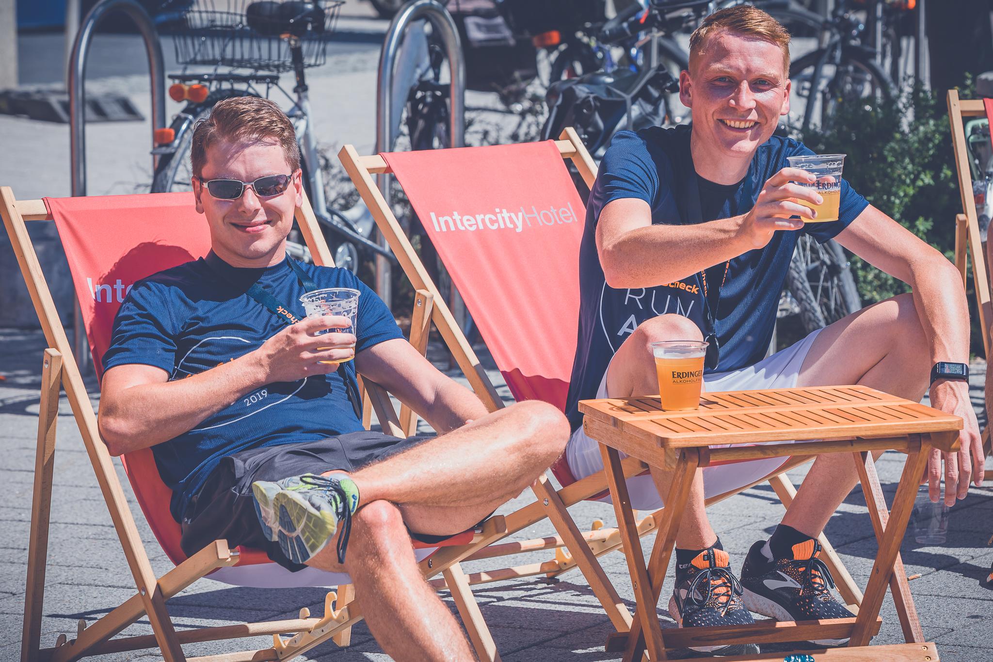 Zwei Teilnehmer des SportScheck Runs Augsburg entspannen nach dem Run in Liegest&uuml;hlen