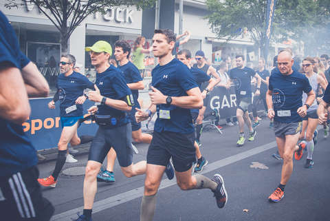 Teilnehmer des SportScheck Runs Berlin während des Runs.