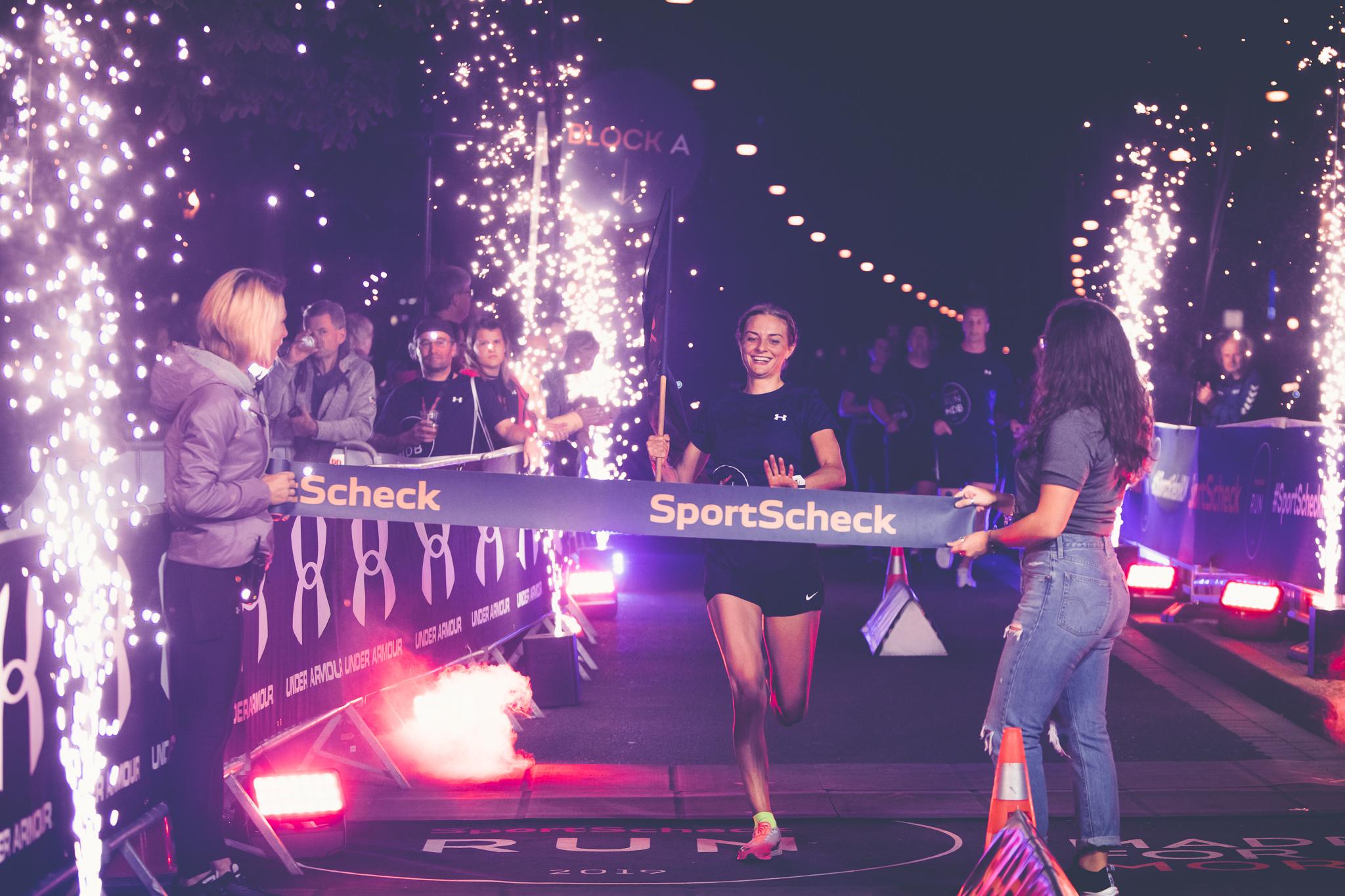 Die Gewinnerin des SportScheck Runs Magdeburg läuft ins Ziel ein.