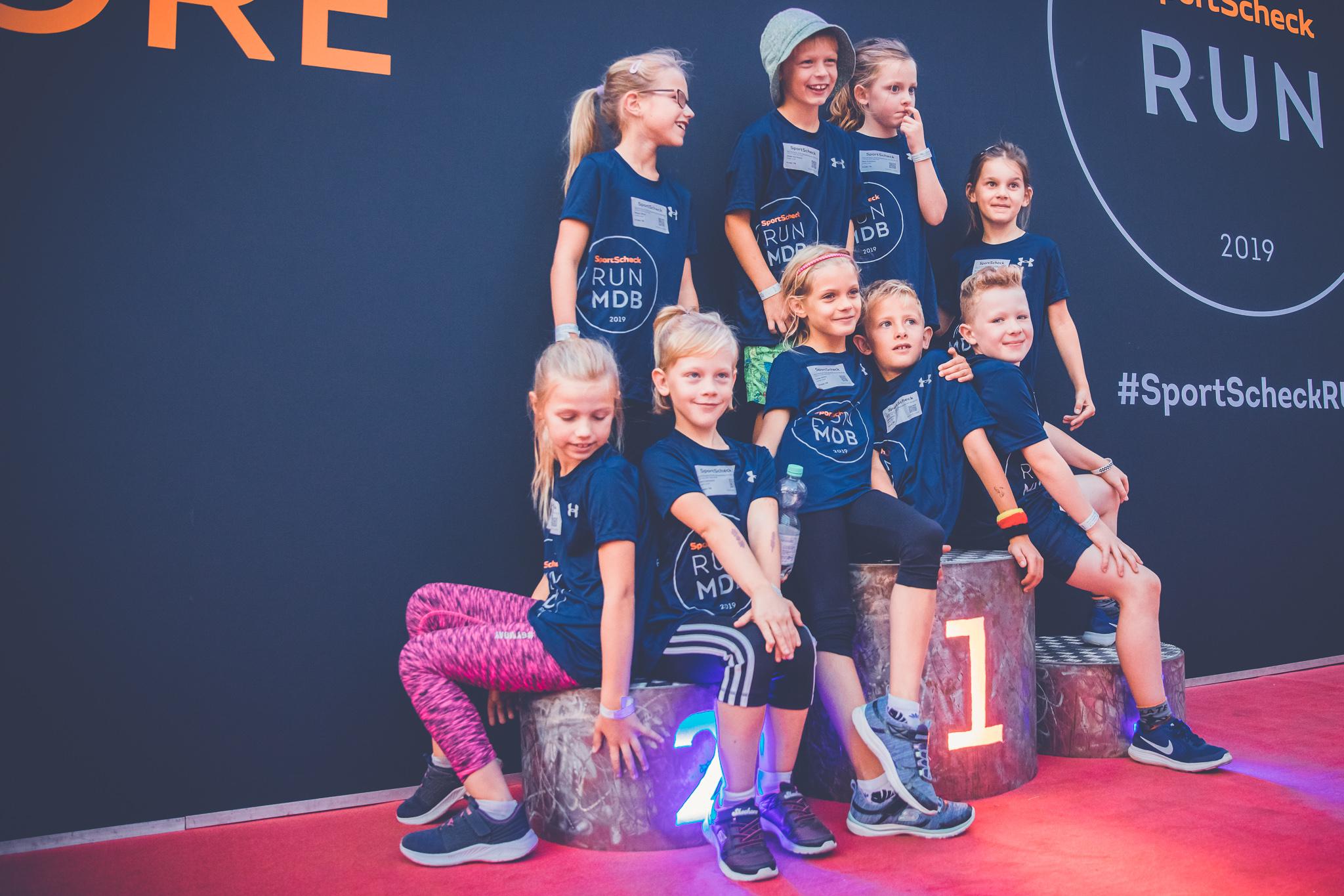 Eine Gruppe Kinder die beim SportScheck Stadtlauf teilnimmt