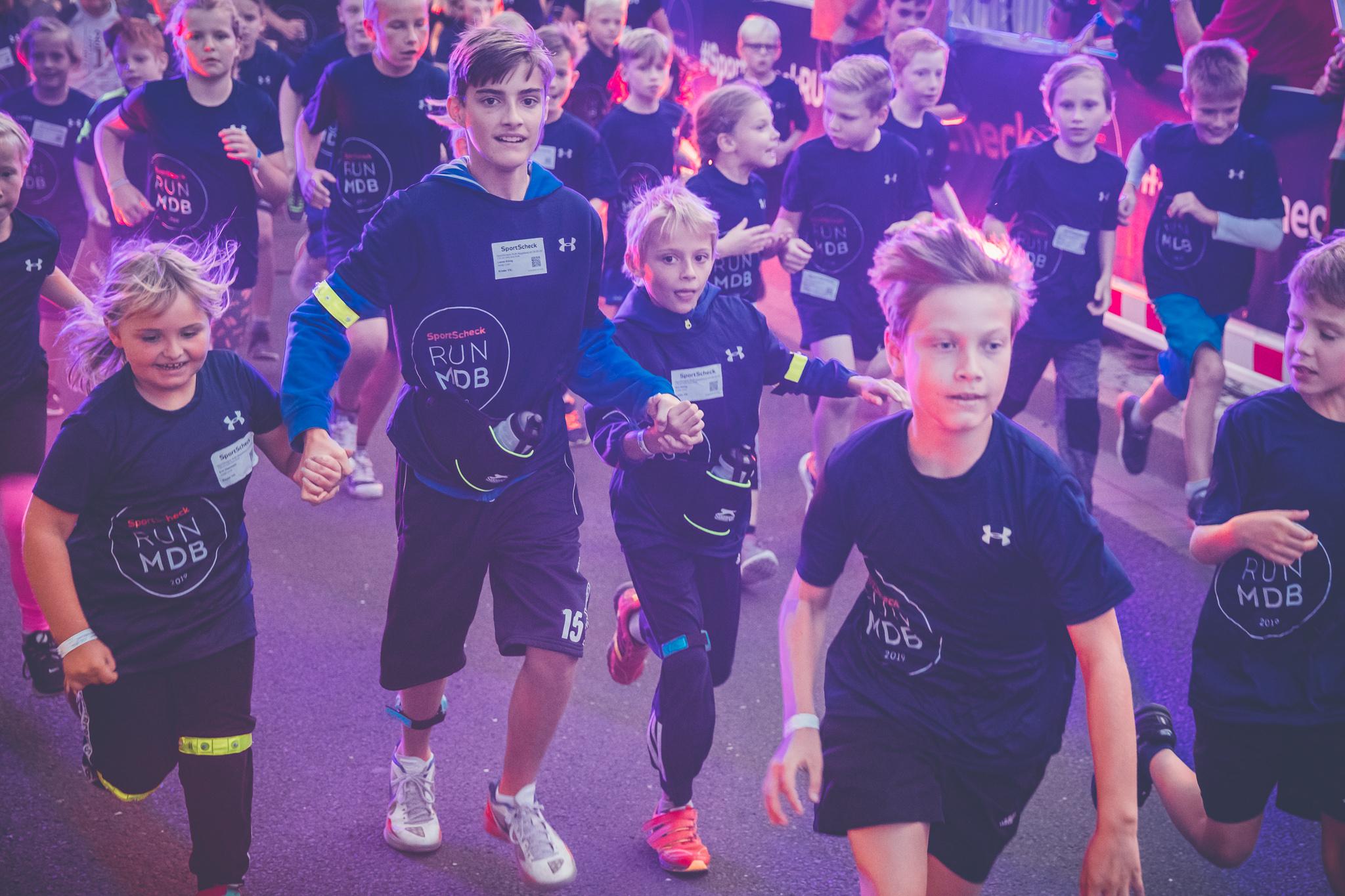 Kinder während des SportScheck Stadtlaufs."Kinder während des SportScheck Stadtlaufs.