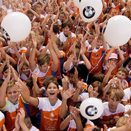 Viele Läufer beim SportScheck Stadtlauf in Leipzig von oben fotografiert.