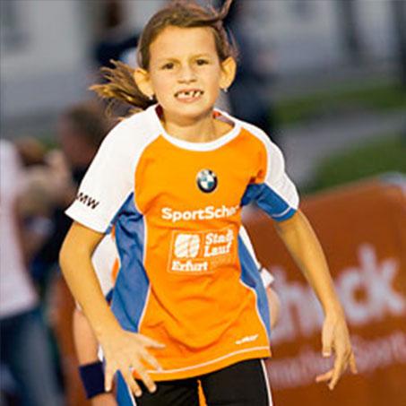 Eine junge Läuferin während des Nachtlaufs in Erfurt für Kids.