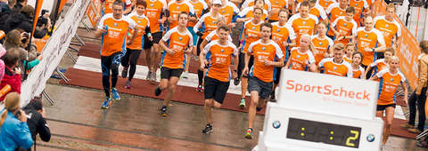Eine Aufnahme von vielen Läufern beim Stadtlauf in Essen direkt nach dem Start.