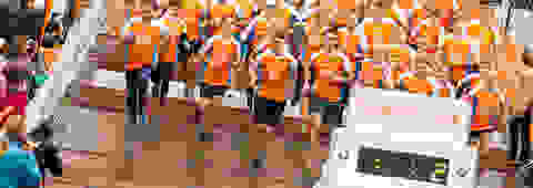 Eine Aufnahme von vielen Läufern beim Stadtlauf in Essen direkt nach dem Start.