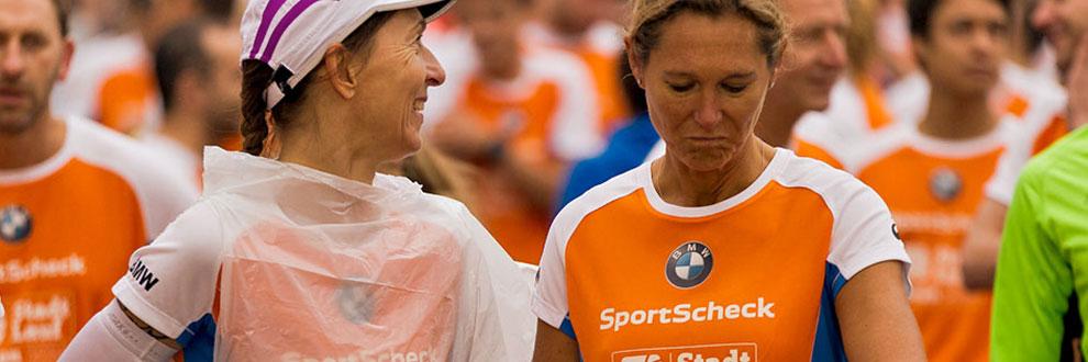 Zwei L&auml;uferinnen bei einem Stadtlauf
